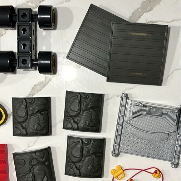 Fisher Price | Trio Blocks T3832 Batcave Set Discontinued Black Blue Red yellow - Picture 8 of 12